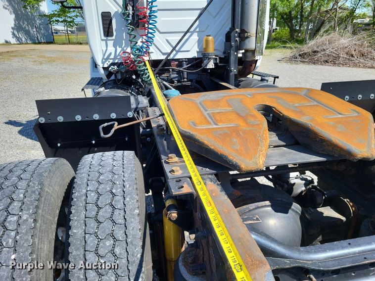 image for item LR9225 2006 International 8600  semi truck