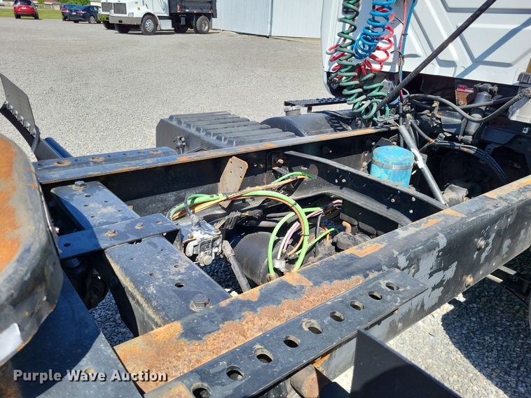 image for item LR9225 2006 International 8600  semi truck