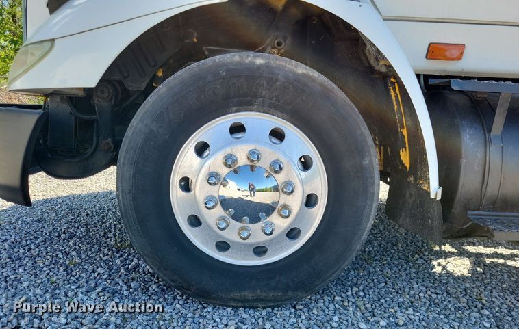 image for item LR9225 2006 International 8600  semi truck