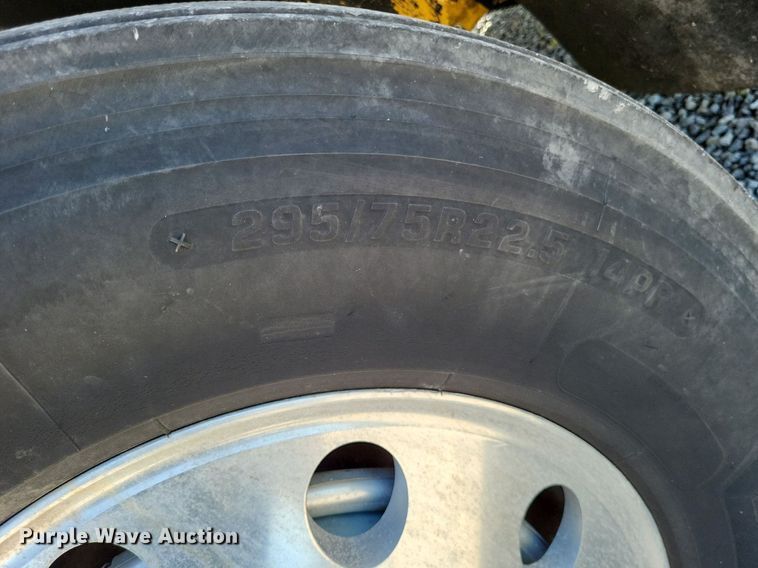 image for item LR9225 2006 International 8600  semi truck