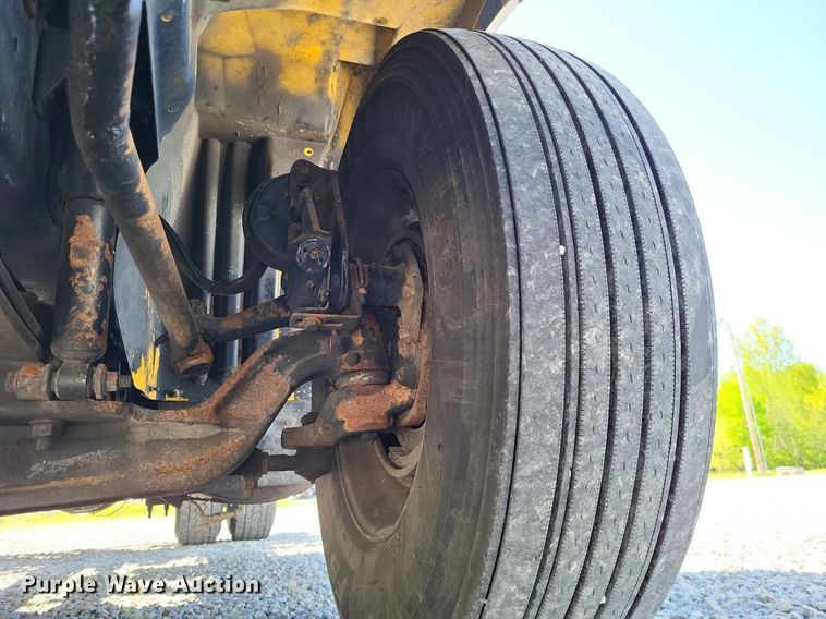 image for item LR9225 2006 International 8600  semi truck