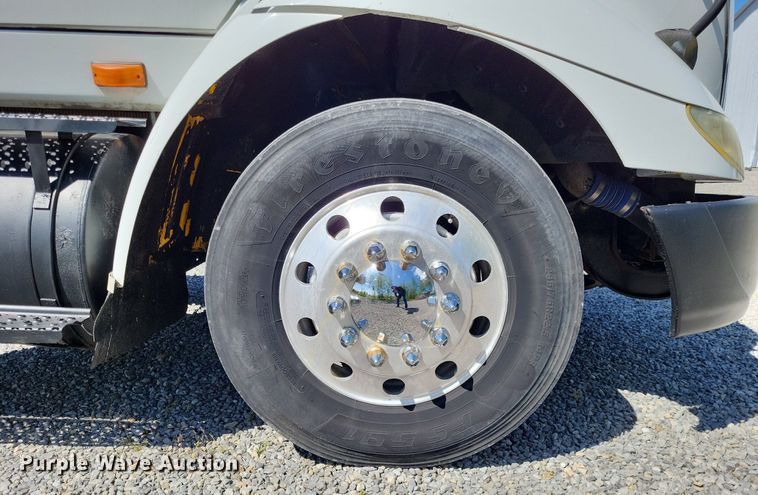 image for item LR9225 2006 International 8600  semi truck