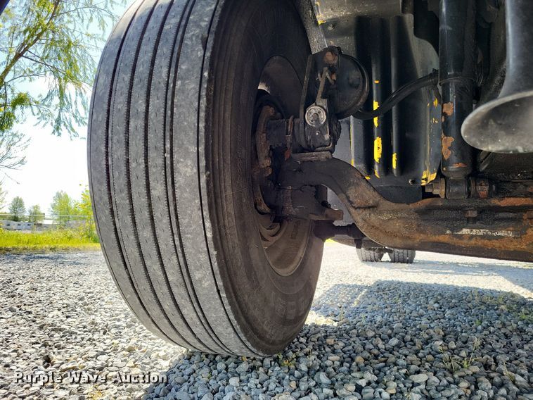 image for item LR9225 2006 International 8600  semi truck