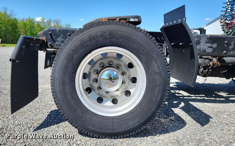 image for item LR9225 2006 International 8600  semi truck