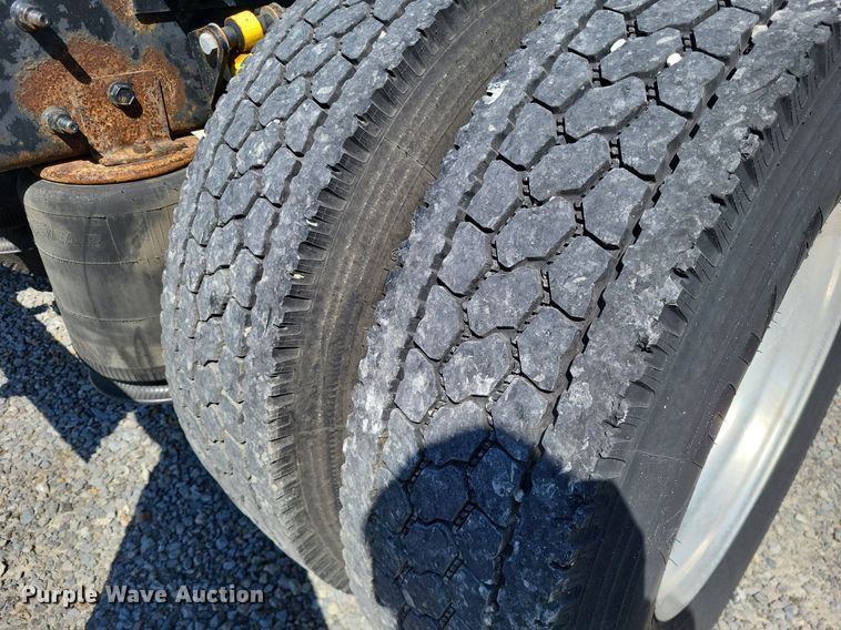 image for item LR9225 2006 International 8600  semi truck