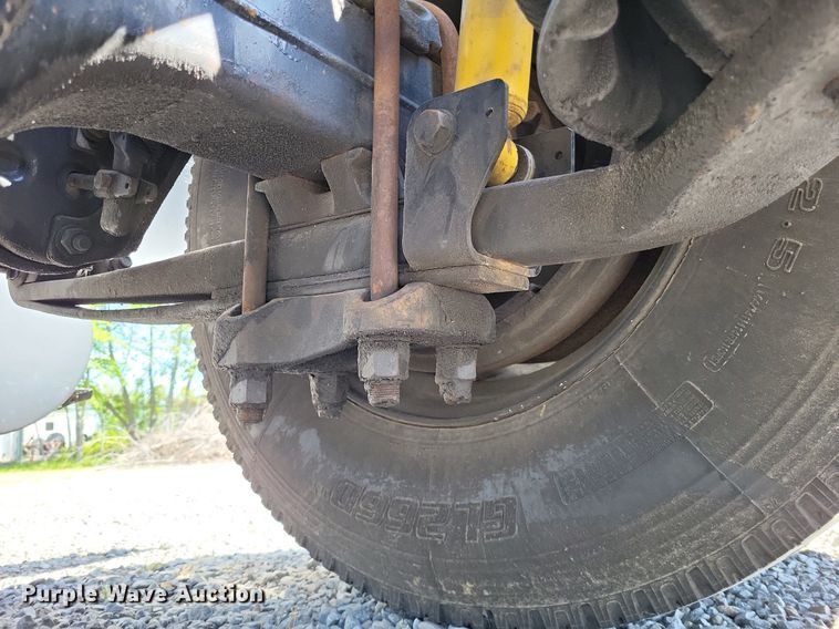 image for item LR9225 2006 International 8600  semi truck