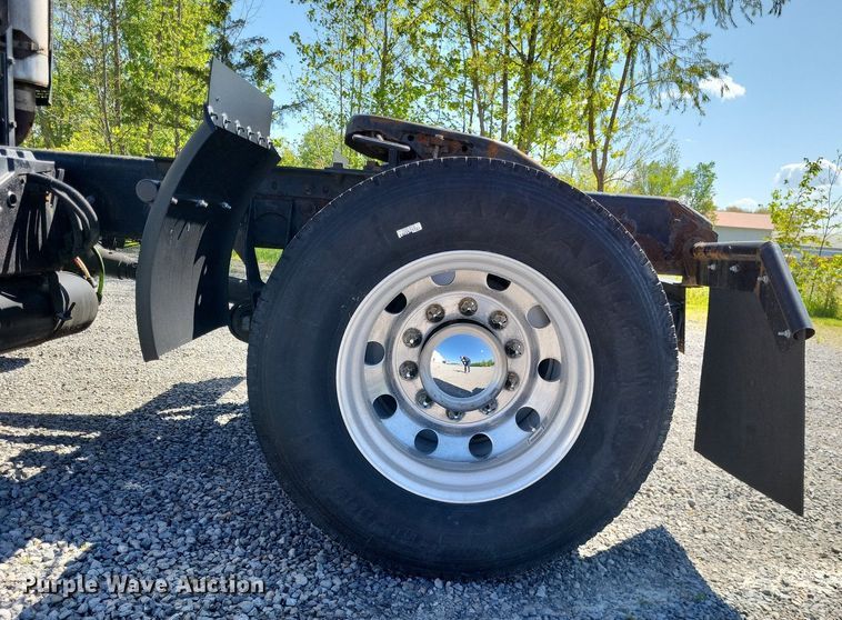 image for item LR9225 2006 International 8600  semi truck