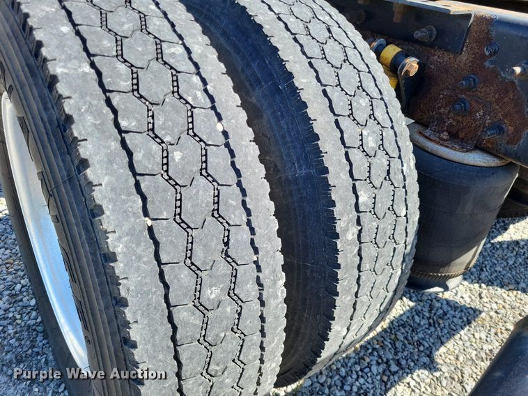 image for item LR9225 2006 International 8600  semi truck