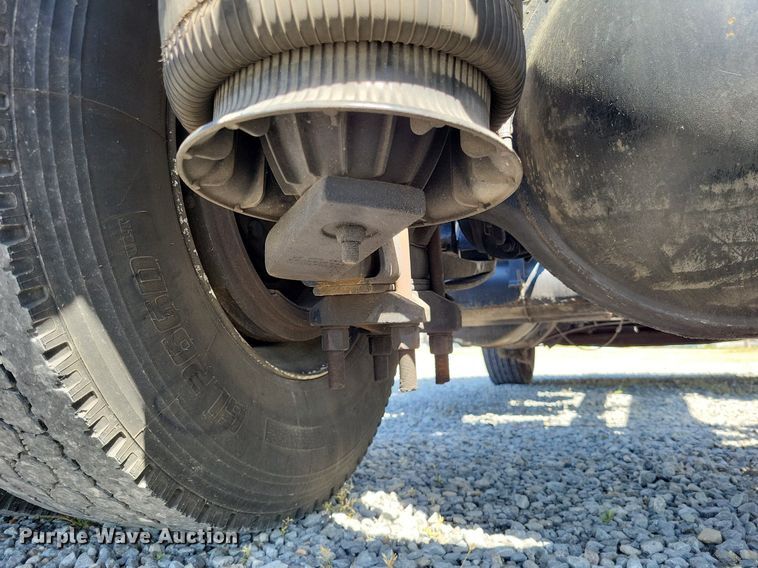 image for item LR9225 2006 International 8600  semi truck