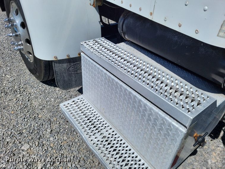 image for item LR9226 2000 Peterbilt 330  dump truck