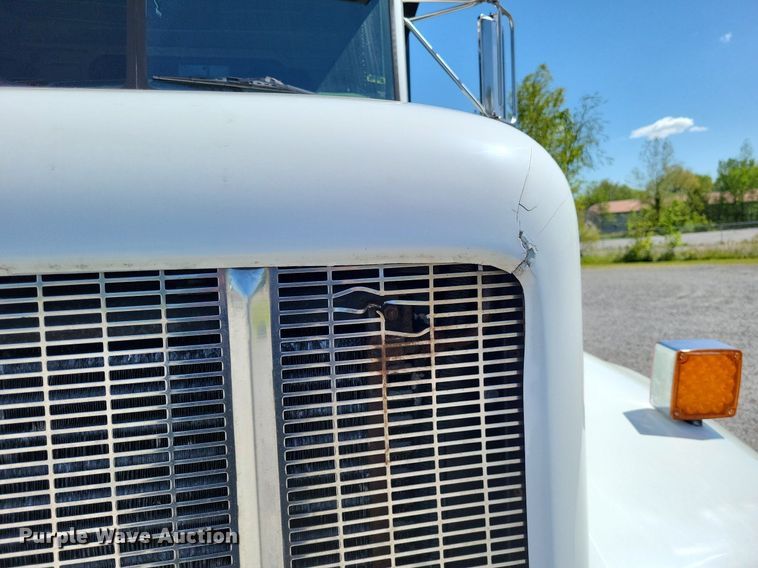 image for item LR9226 2000 Peterbilt 330  dump truck