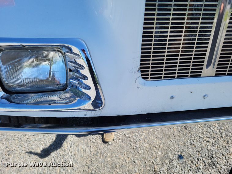 image for item LR9226 2000 Peterbilt 330  dump truck