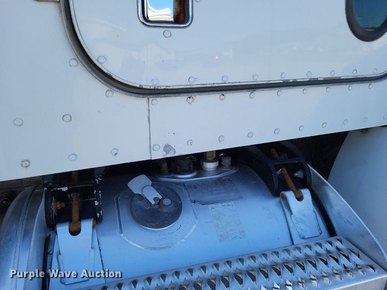 image for item LR9226 2000 Peterbilt 330  dump truck