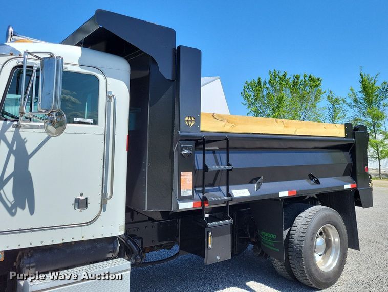 image for item LR9226 2000 Peterbilt 330  dump truck