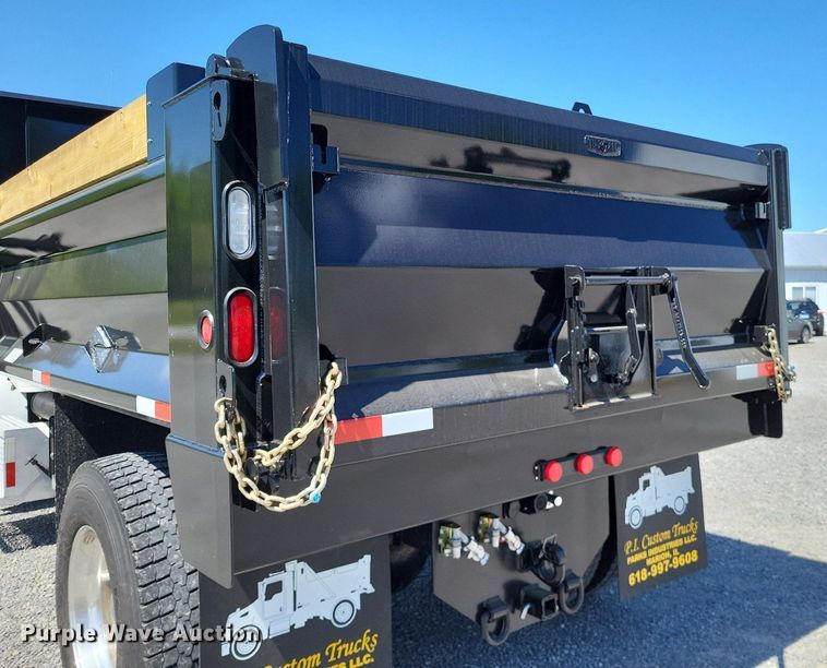 image for item LR9226 2000 Peterbilt 330  dump truck