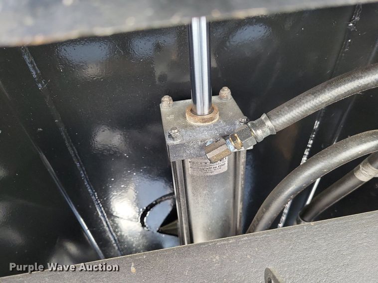 image for item LR9226 2000 Peterbilt 330  dump truck