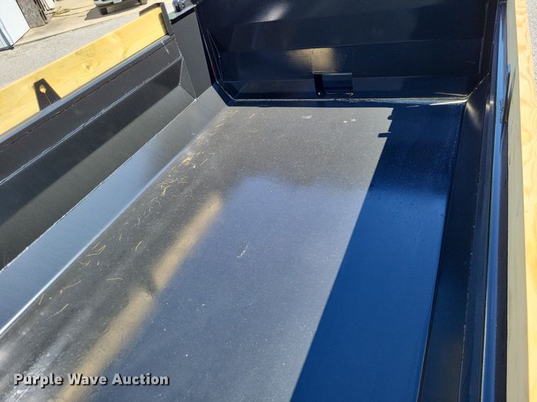 image for item LR9226 2000 Peterbilt 330  dump truck