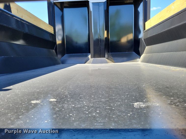 image for item LR9226 2000 Peterbilt 330  dump truck