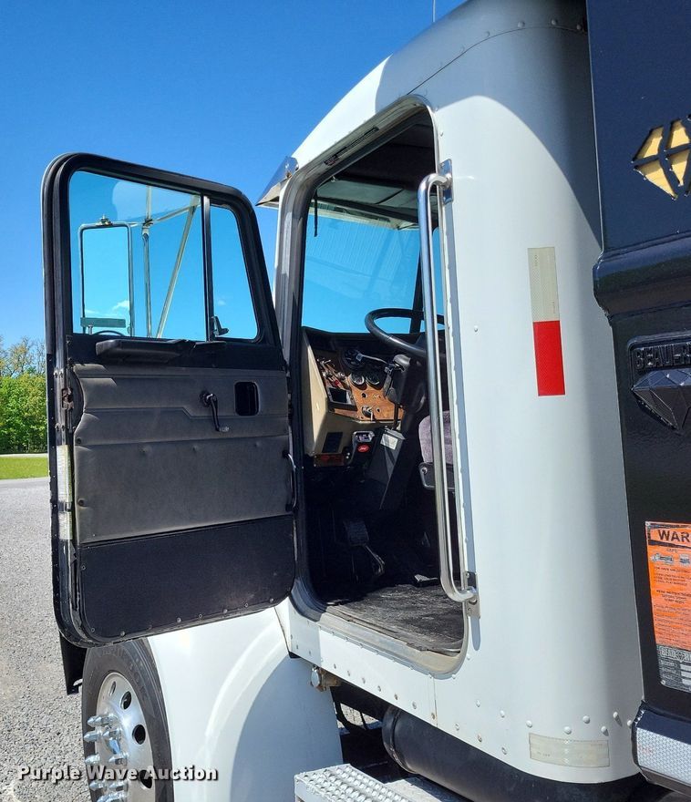 image for item LR9226 2000 Peterbilt 330  dump truck