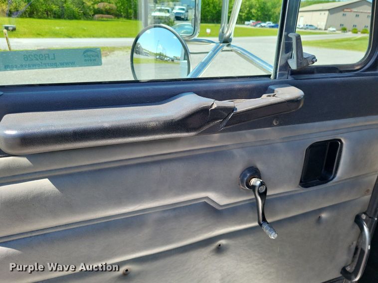 image for item LR9226 2000 Peterbilt 330  dump truck