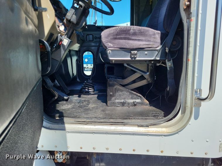 image for item LR9226 2000 Peterbilt 330  dump truck