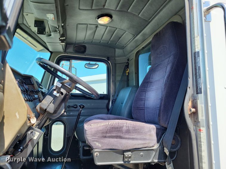 image for item LR9226 2000 Peterbilt 330  dump truck