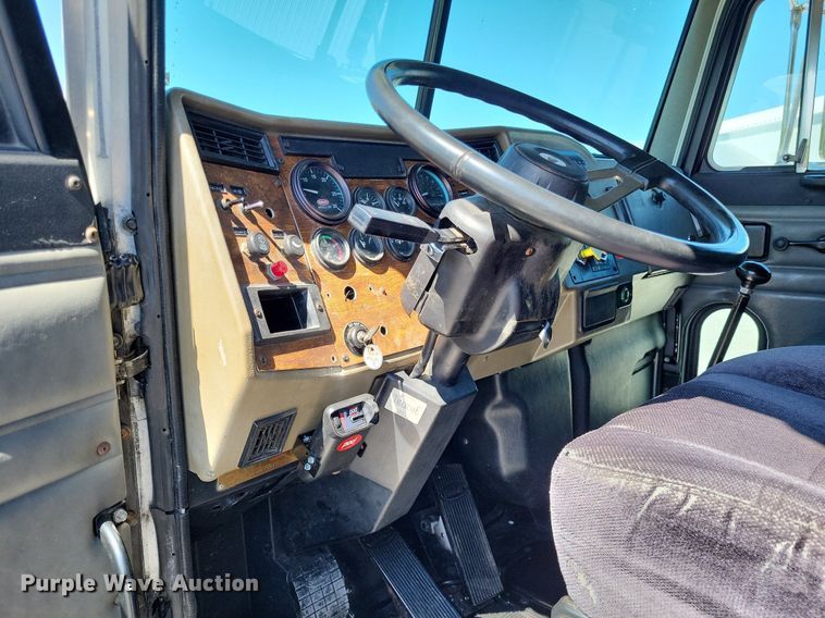 image for item LR9226 2000 Peterbilt 330  dump truck