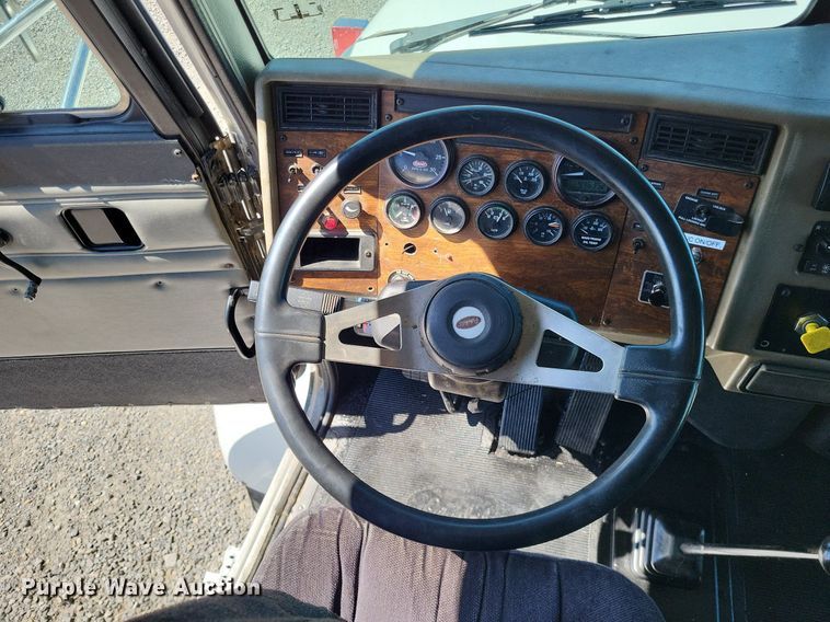 image for item LR9226 2000 Peterbilt 330  dump truck