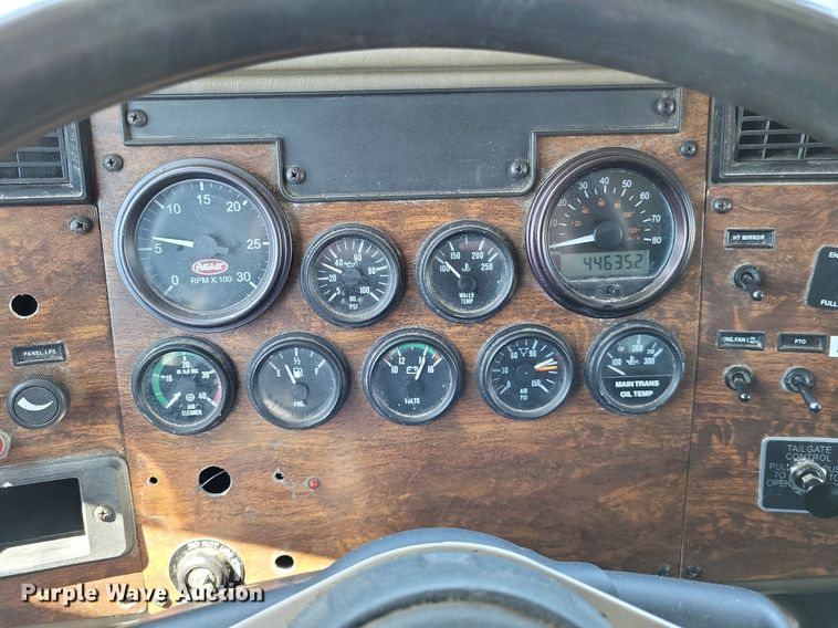 image for item LR9226 2000 Peterbilt 330  dump truck