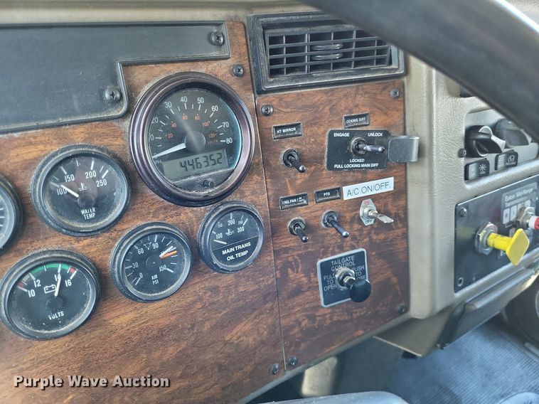 image for item LR9226 2000 Peterbilt 330  dump truck