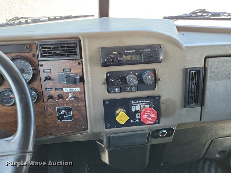 image for item LR9226 2000 Peterbilt 330  dump truck