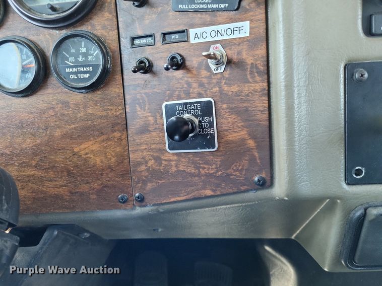 image for item LR9226 2000 Peterbilt 330  dump truck