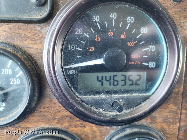 image for item LR9226 2000 Peterbilt 330  dump truck