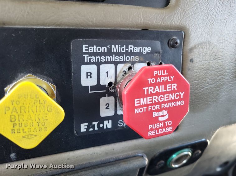 image for item LR9226 2000 Peterbilt 330  dump truck