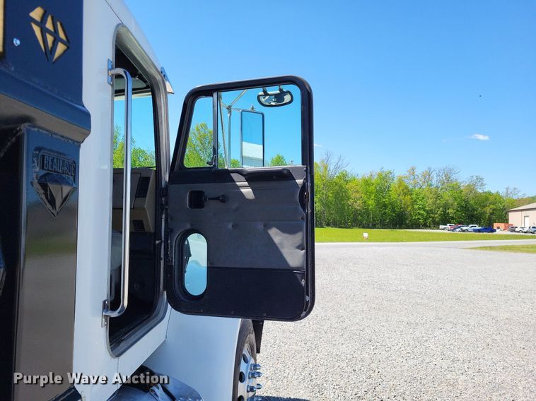 image for item LR9226 2000 Peterbilt 330  dump truck