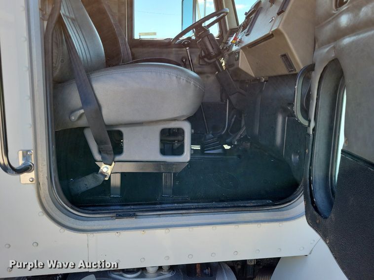 image for item LR9226 2000 Peterbilt 330  dump truck