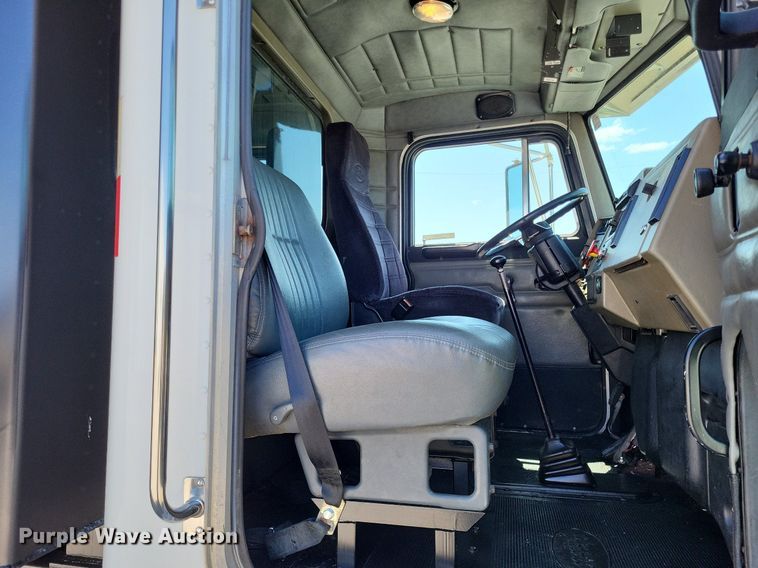 image for item LR9226 2000 Peterbilt 330  dump truck