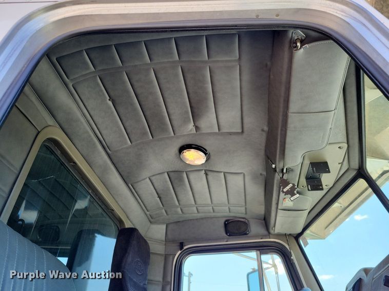 image for item LR9226 2000 Peterbilt 330  dump truck