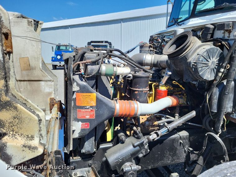 image for item LR9226 2000 Peterbilt 330  dump truck