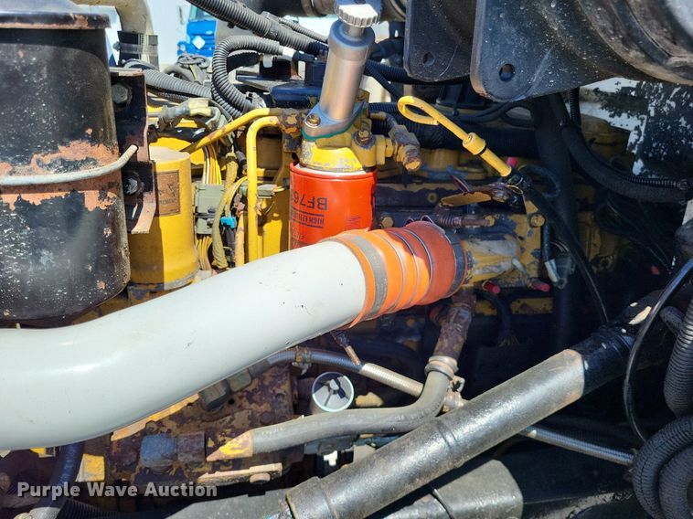 image for item LR9226 2000 Peterbilt 330  dump truck