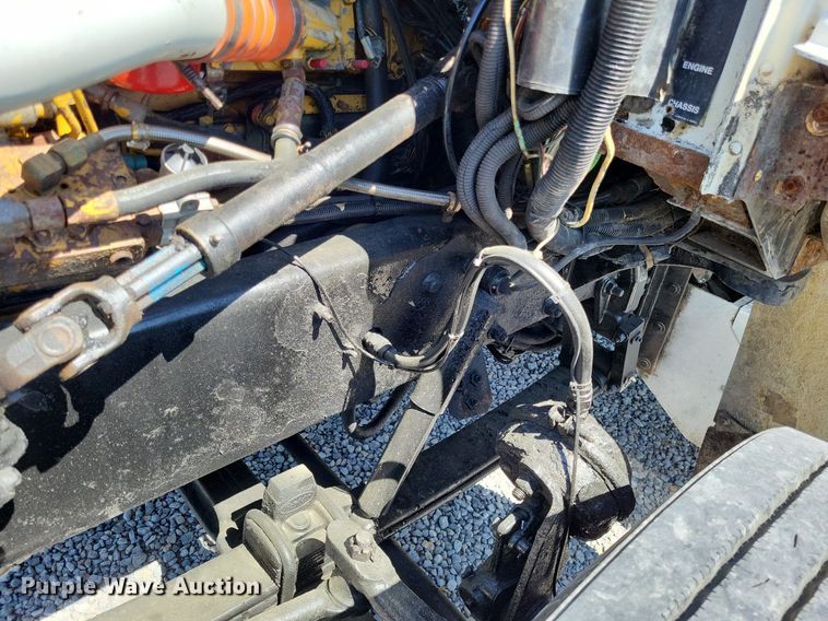 image for item LR9226 2000 Peterbilt 330  dump truck