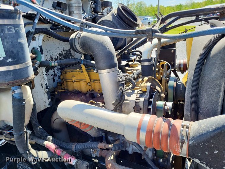 image for item LR9226 2000 Peterbilt 330  dump truck