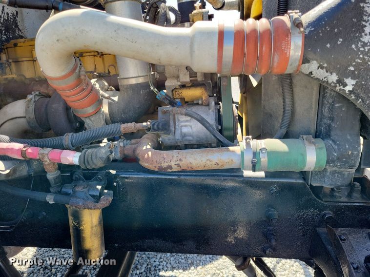 image for item LR9226 2000 Peterbilt 330  dump truck