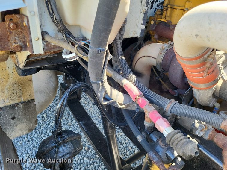 image for item LR9226 2000 Peterbilt 330  dump truck