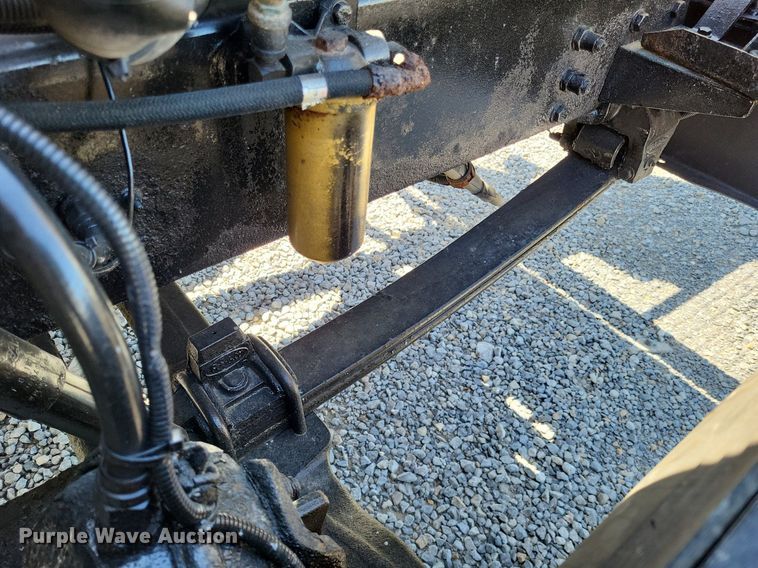 image for item LR9226 2000 Peterbilt 330  dump truck