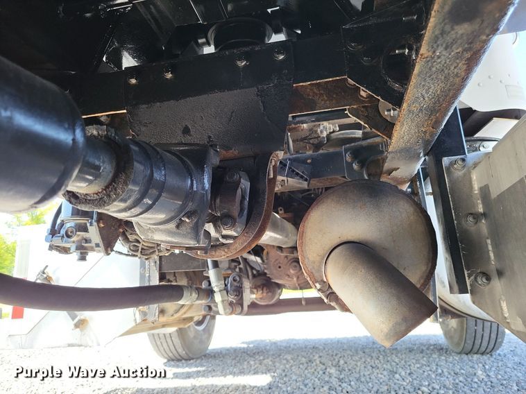 image for item LR9226 2000 Peterbilt 330  dump truck