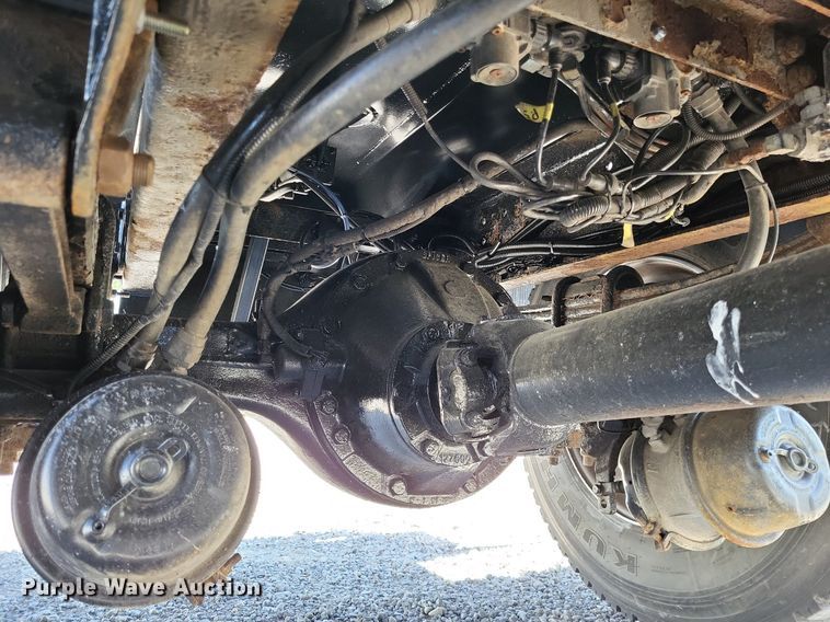 image for item LR9226 2000 Peterbilt 330  dump truck