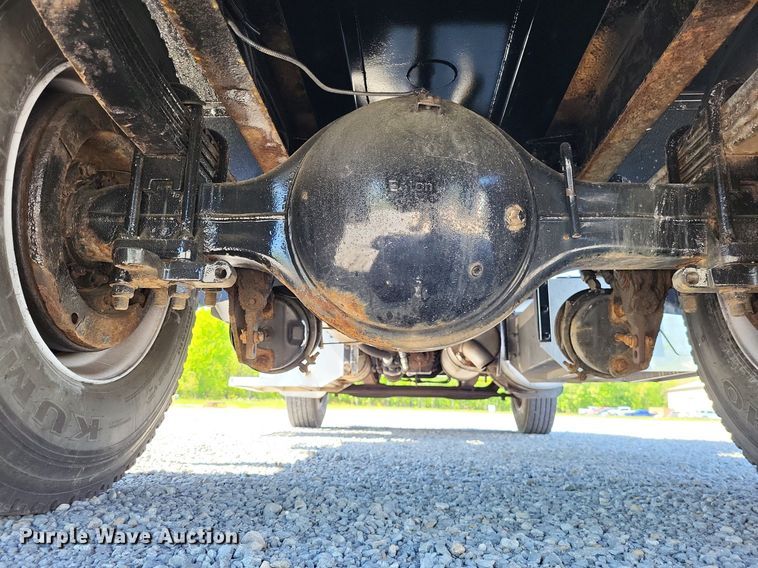 image for item LR9226 2000 Peterbilt 330  dump truck