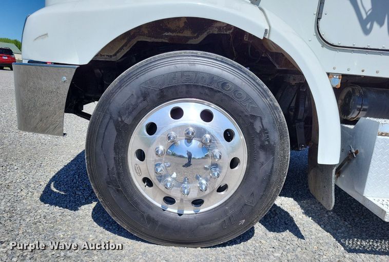 image for item LR9226 2000 Peterbilt 330  dump truck