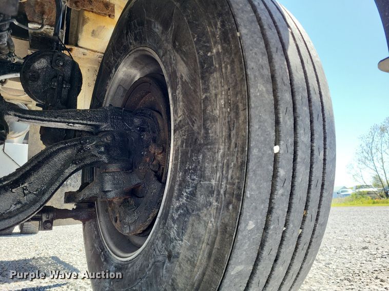 image for item LR9226 2000 Peterbilt 330  dump truck